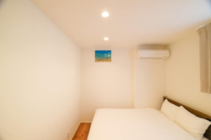 思考を止めて、ただ心地よさに浸る。<BR>
無垢な空間に飾られたアートが、眠りにつく直前まであなたの感性を優しく満たしてくれます。
