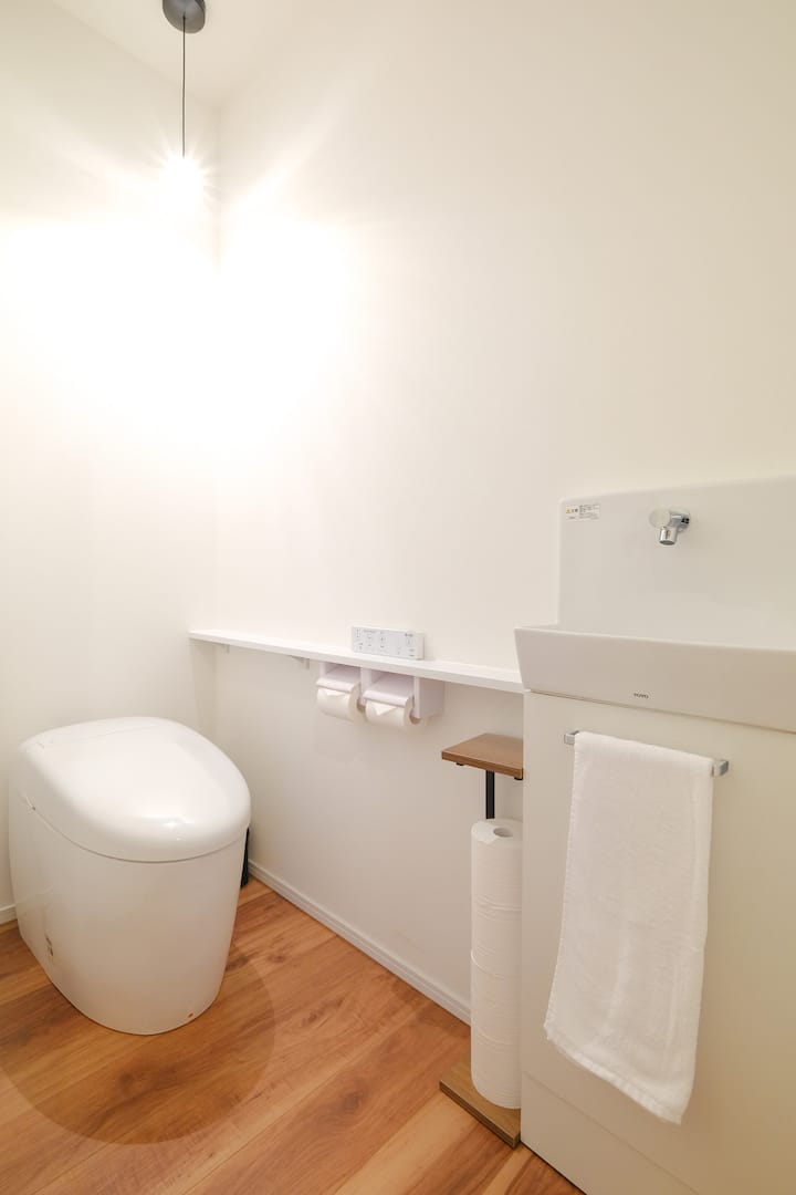 ゲストの心地よさを最優先に考えた、ゆとりある設え。<BR>
1階と2階のそれぞれにトイレを完備し、大人数でのご滞在でも、プライバシーを保ちながらスマートにお過ごしいただけます。