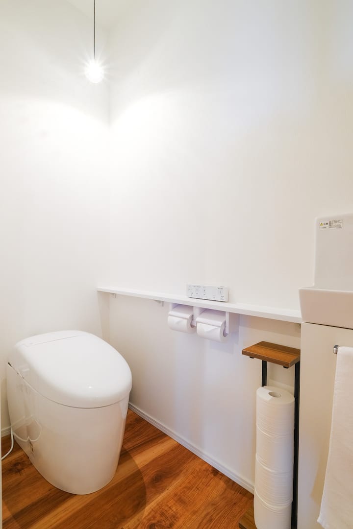 ゲストの心地よさを最優先に考えた、ゆとりある設え。<BR>
1階と2階のそれぞれにトイレを完備し、大人数でのご滞在でも、プライバシーを保ちながらスマートにお過ごしいただけます。