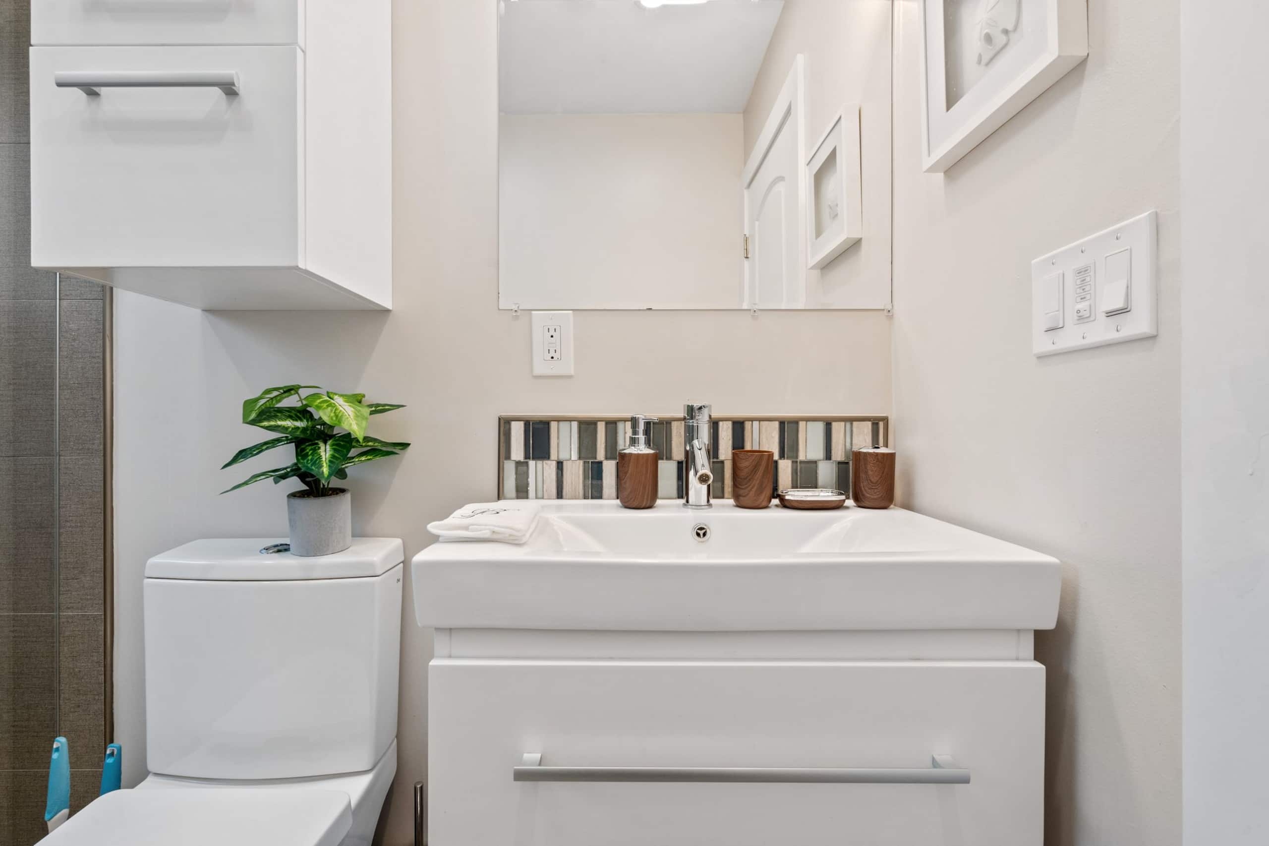 Newly Remodeled 4BR w/ Pool Table, EV Charger - Photo 34