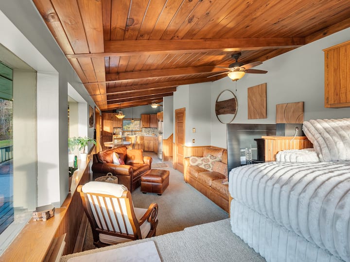 Hot Tub & Views! The Eagles Nest, Couples Escape - State of New York