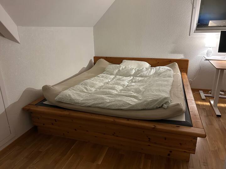 Krevet od 180 cm koji je namijenjen za dvije osobe.