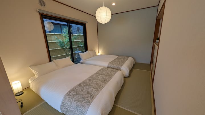 Vitanda 2 vya watu wawili, luva za kuzima, televisheni mahiri, mashine nyeupe ya kelele na mwonekano wa bustani ya zen ya Kijapani