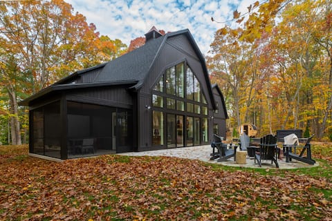 Gambrel I cozy luxury wellness escape in the woods
