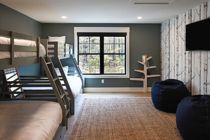 Ორსართულიანი ოთახის ზემოთ, ქვედა ნაწილში 6 ‑ 2 საწოლია, ხოლო ქვედა ნაწილში - 2 სრული საწოლი. Ეს ტყით დაფარული თემატური ოთახი, ასევე, ორმაგდება, როგორც უსაფრთხო და სახალისო სათამაშო ოთახი ნებისმიერი ასაკის ბავშვებისთვის! 