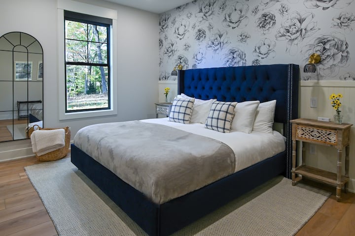 Ქვევით მდებარე ფლიგელებიდან მეორე, „პეონის ოთახი“ გამოირჩევა დიდი საწოლით, 55" ჭკვიანი ტელევიზორით, გულუხვი კარადით, შავი ჟალუზებით და სარკით. 