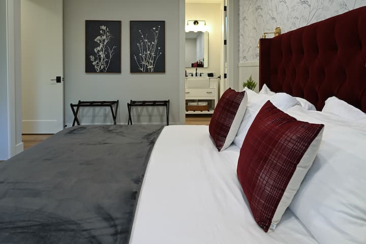 ქვევით მდებარე 2-დან 1 ლუქს-კლასის „ველური ყვავილების ოთახი“ გამოირჩევა დიდი საწოლით, 55"-იანი სმარტ-ტელევიზორით, გულუხვი კარადით, შავი ჟალუზებით და სარკით. 