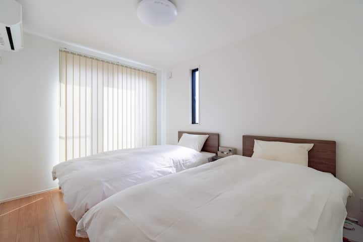 نحن نقدم أغطية سرير سيمونز الراقية لكل من إطارات الأسرّة والحصائر.