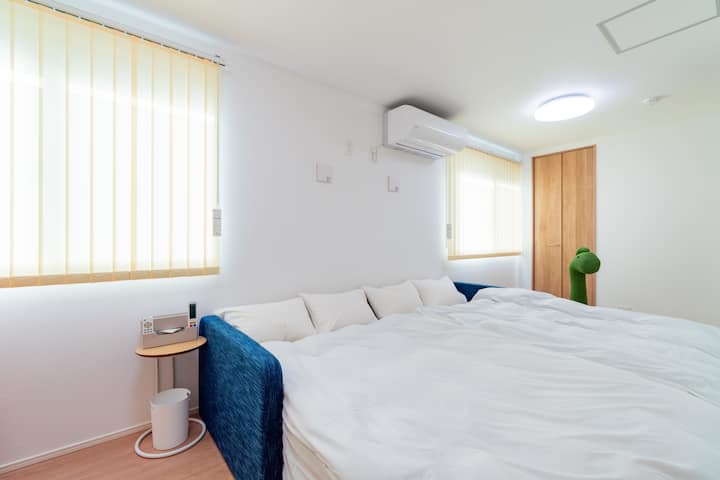 إنه سرير كبير يمكن لعائلتك استخدامه بشكل واسع.الارتفاع منخفض ويوجد أيضًا حاجز بجانب السرير، لذلك يمكنك أن تطمئن عندما يكون الأطفال الصغار معًا.