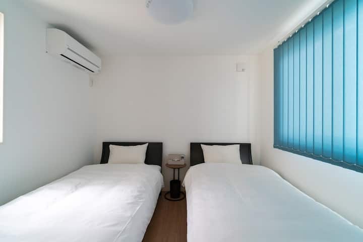 الأسرّة هي سيمونز، وحصائر السرير هي أسرّة فاخرة ذات جودة يابانية.