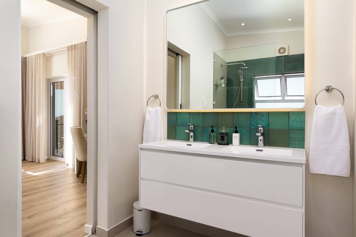 NEW Stunning Haven With Breathtaking Ocean Views gallery image 4