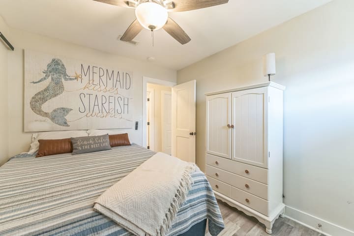 ห้องพักน่าอยู่พร้อมพื้นที่สำหรับของใช้ส่วนตัวของคุณ (ใช้ร่วมกับห้องซักรีด โปรดดูรูปทั้งหมด) 