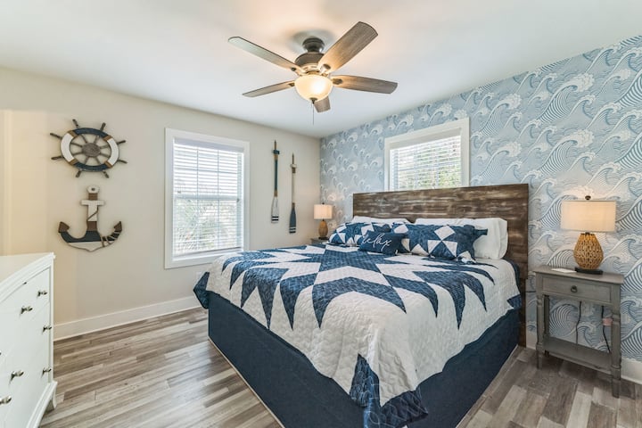 “ผ่อนคลายในห้องสวีทคิงไซส์ของคุณพร้อมเครื่องนอนที่อบอุ่น สมาร์ททีวี โคมไฟแบบสัมผัส และห้องน้ำส่วนตัวของคุณ 