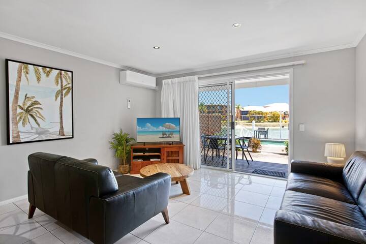 Pet Friendly Waterfront Villa 2 Bedroom