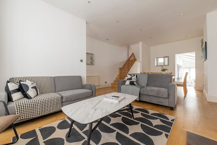 Fulham Spacious 4bd Home | Parking & Garden | Wifi - Hammersmith - London