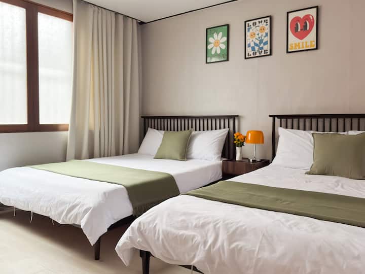 חדר 1  
2 מיטות קווין סייז/מזגן חדש, שולחן הלבשה, מראה באורך מלא, קולב בגדים, וילון האפלה, תאורת מיטה, שולחן צד (ממיר, מטען טלפון סלולרי)
החדר מרווח ואור השמש נכנס היטב.
החלון גדול, אז הוא מתאים לאוורור ^ ^