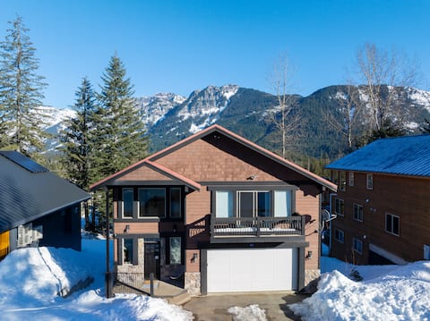 Expansive home w/ mtn views & trails; w/2 hot tubs