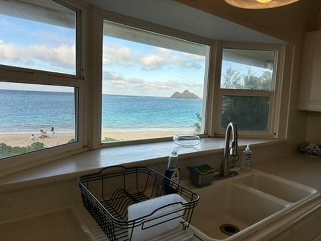 Amazing Lanikai Beachfront Guest House!! gallery image 4