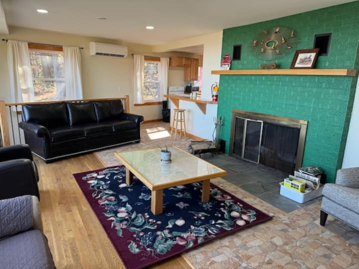 Მისაღებ ოთახში არის მუხისა და კერამიკული კაფელის იატაკი, დიდი ბუხარი, საძინებლის დივანი და ტყავის სკამები