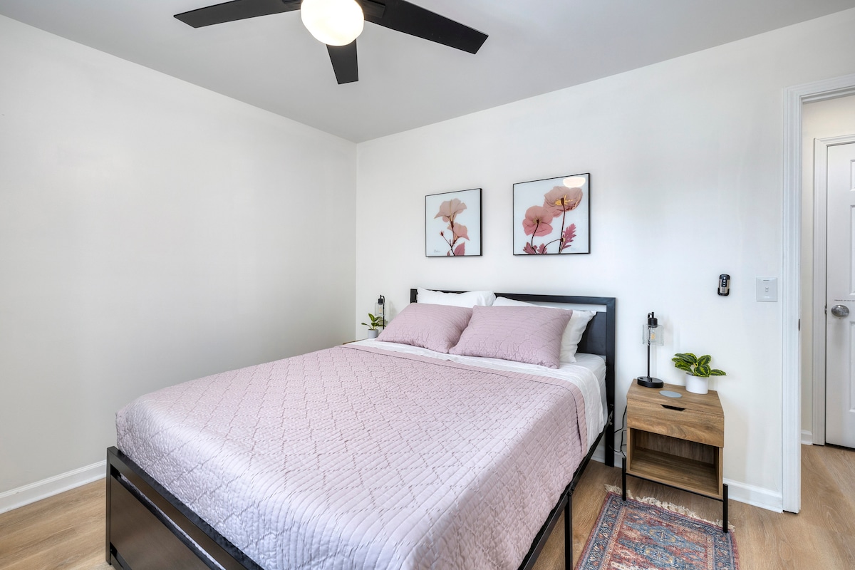 Уживајте во чиста удобна постелнина, со цврсти и меки перници, странично осветлување на креветот и полнење на телефонот.