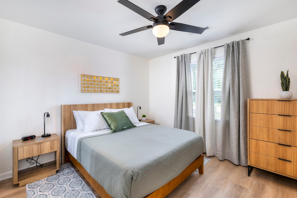 Алармен часовник , двојно како полнач за телефон. Странични ламби за кревет за читање.