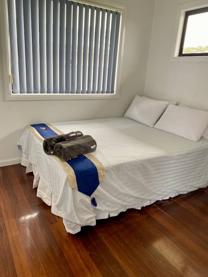 Chambre 2 avec un lit queen size et vue sur l'océan.