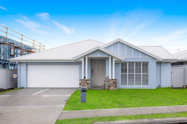 The Waybre – walk to the beach, ducted aircon