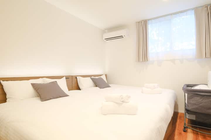 Dhoma e gjumit është e pajisur me 2 krevate dopio