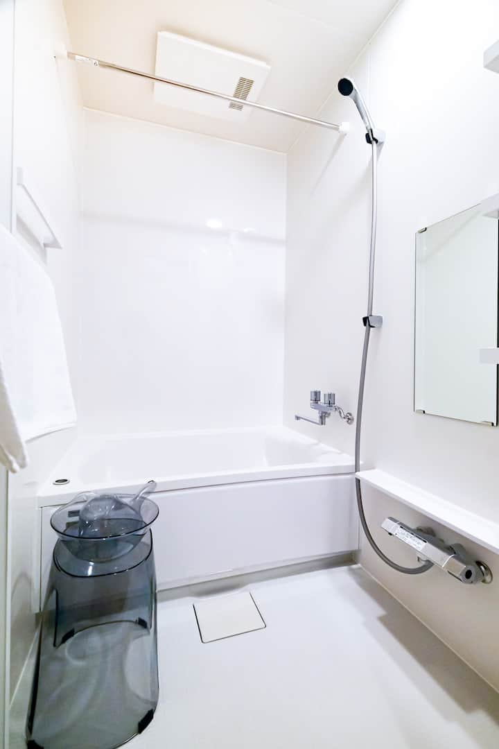 凛とした白に包まれ、一日の疲れを清らかに洗い流す。<BR>
柔らかなお湯に身を委ねれば、心まで解き放たれるような、まっさらな自分へと還るひとときを。