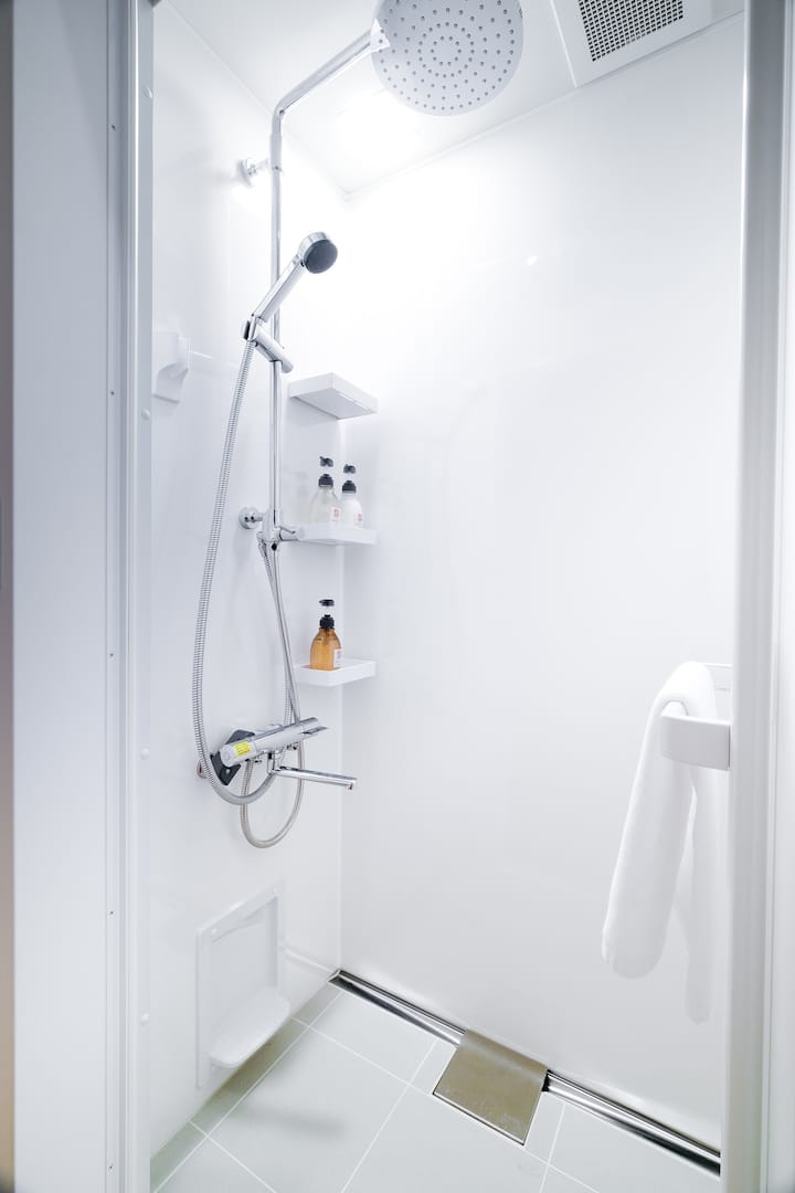 暮らしをアートに変える、ミニマルで美しい機能美。<BR>
スタイリッシュなシャワールームで過ごす時間が、旅の夜をよりエレガントに、より鮮やかに彩ります。