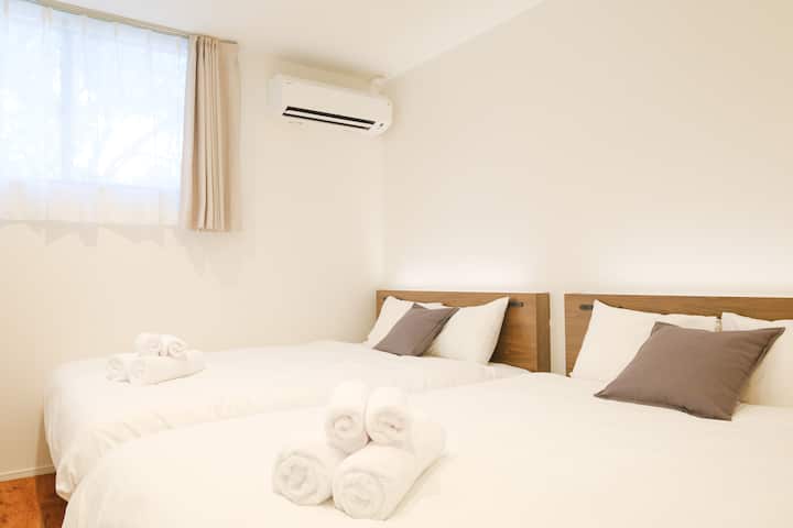 Dhoma e gjumit është e pajisur me 2 krevate dopio