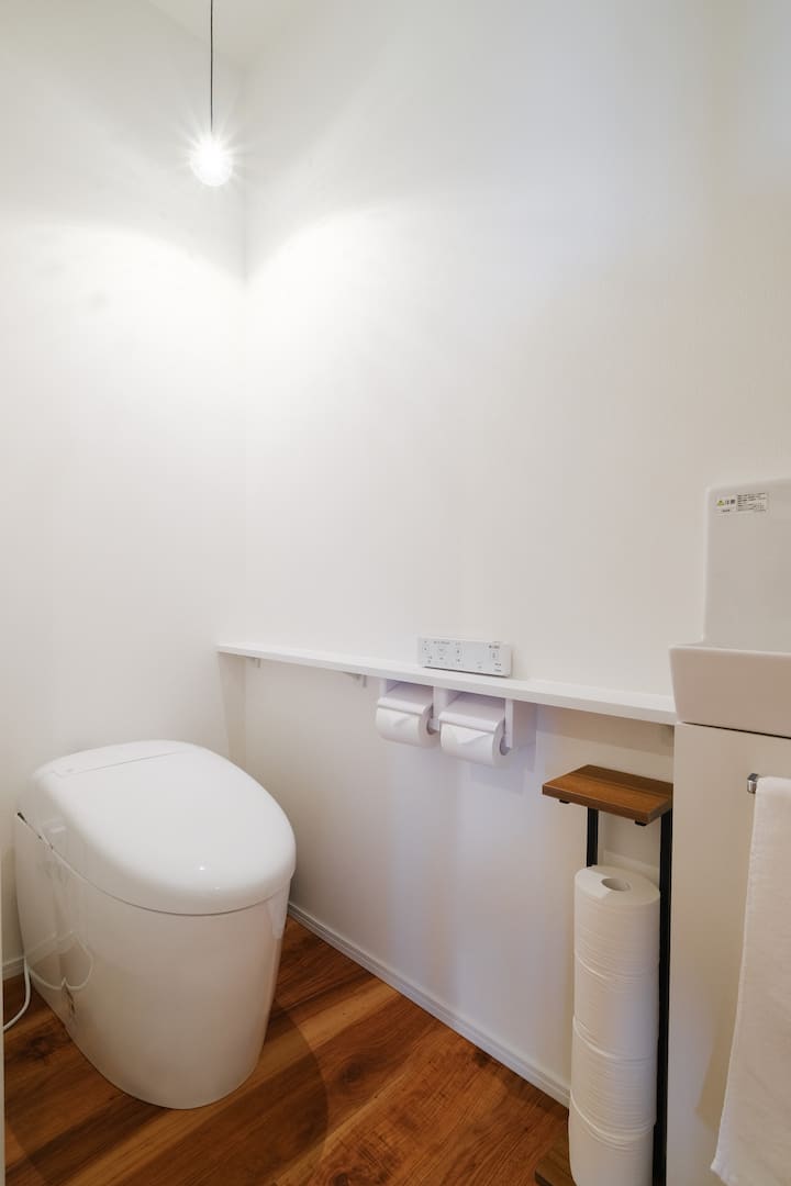 ゲストの心地よさを最優先に考えた、ゆとりある設え。<BR>
1階と2階のそれぞれにトイレを完備し、大人数でのご滞在でも、プライバシーを保ちながらスマートにお過ごしいただけます。