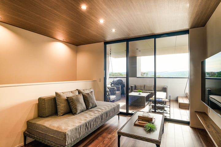 約18帖のリビングにはゆったり座れるソファーをご用意しております。