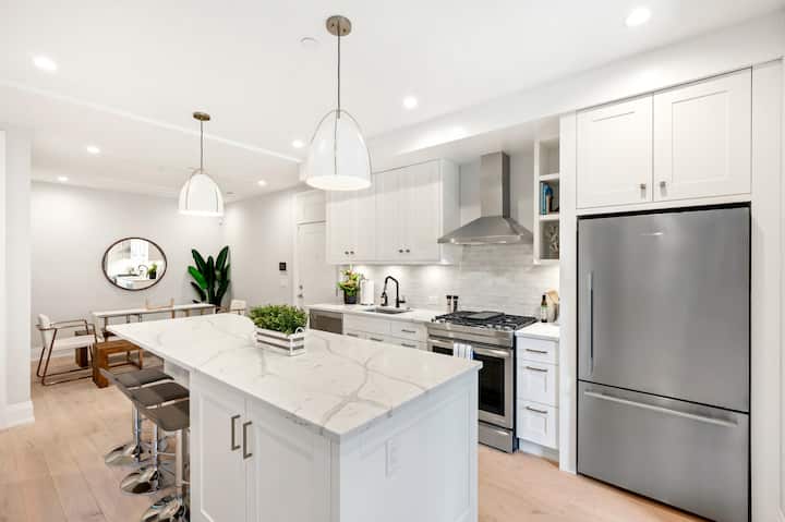 Fulton Market Masterpiece 2br/2ba (+Garage Spot) - Chicago, IL