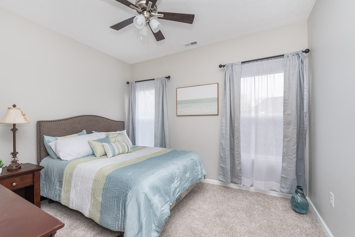 ¡Amplia habitación con colchón híbrido de primera calidad Serta tamaño queen!  ¡Sombras oscuras en la habitación y ventilador de techo con luz!