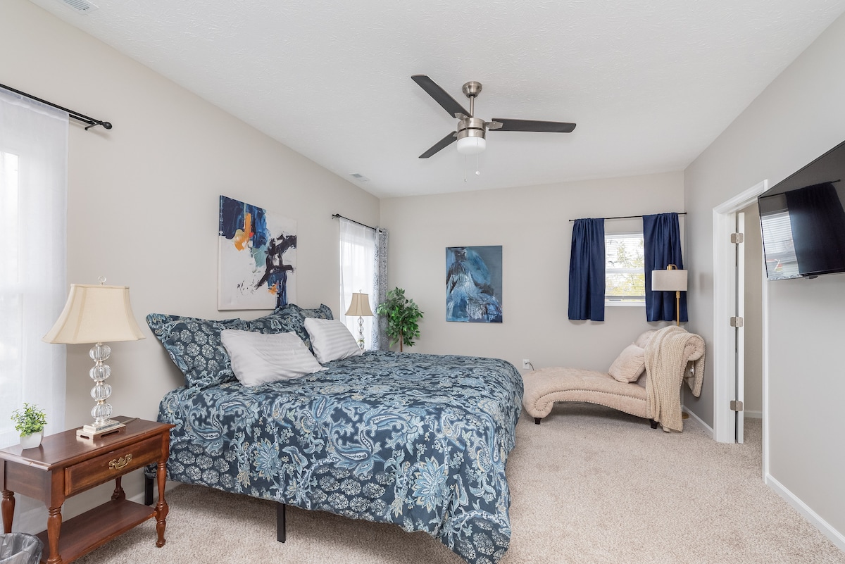 ¡Mímate con el lujo de una cama tamaño king, TV de alta definición de 42pulgadas, chaise lounge, vestidor XLG, techos de 9', persianas oscuras de la habitación y ventilador contemporáneo con luz!