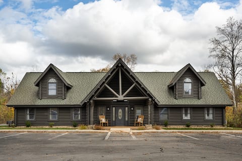 The Blackburn, Grand Cabin Lodge