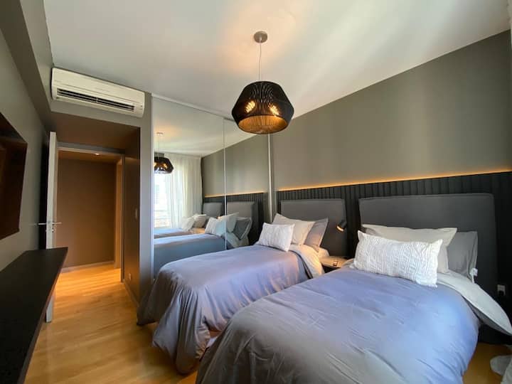 ห้องนอนที่สามมีที่นอนเดี่ยวสองใบ ในกรณีที่ต้องการเตียงคิงไซส์ในห้องนี้ เราสามารถเปลี่ยนเตียงเดี่ยวทั้งสองเป็นเตียงคิงไซส์ล่วงหน้าได้