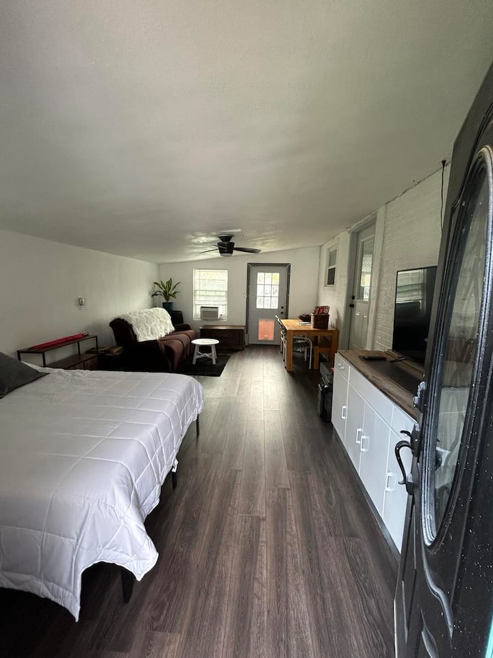 יש גם חדר זוגי מתגלגל בחדר הזה.