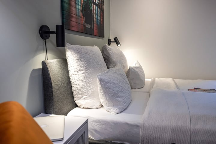 وسادتان لكل ضيف، مليئة بالريش.