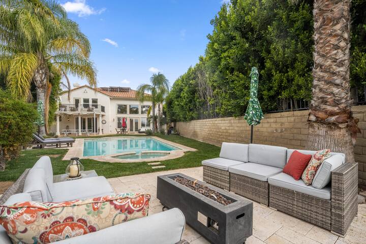 180 – Luxe Stevenson Ranch Home-Pool, Spa & Views gallery image 4