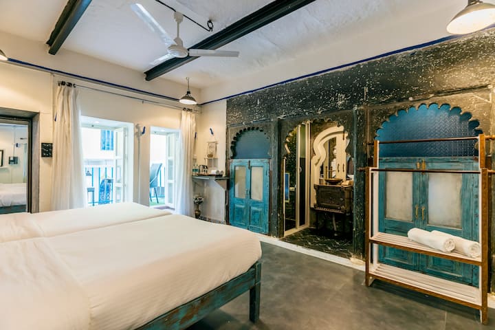 A Room In A Heritage Haveli At Lake Pichola - Gujarat