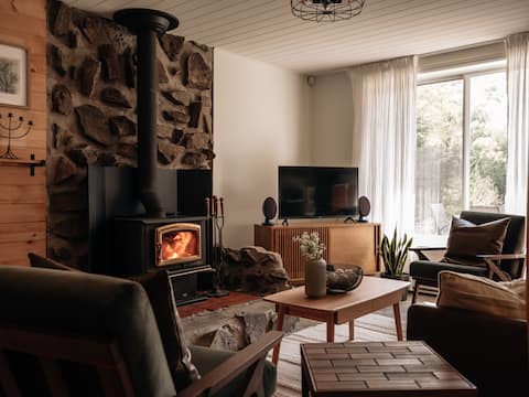 Top Airbnb: Rustic cottage | Calm Lake | Family friendly in Labelle