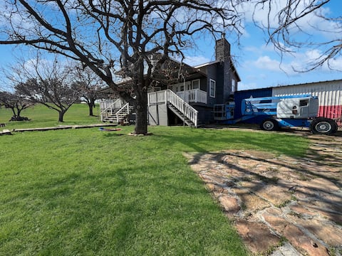 Lake beach & boaters/hunters cabin retreat