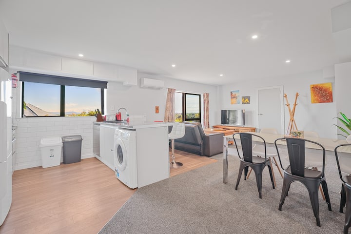 Westmorland Hilltop Retreat - Christchurch