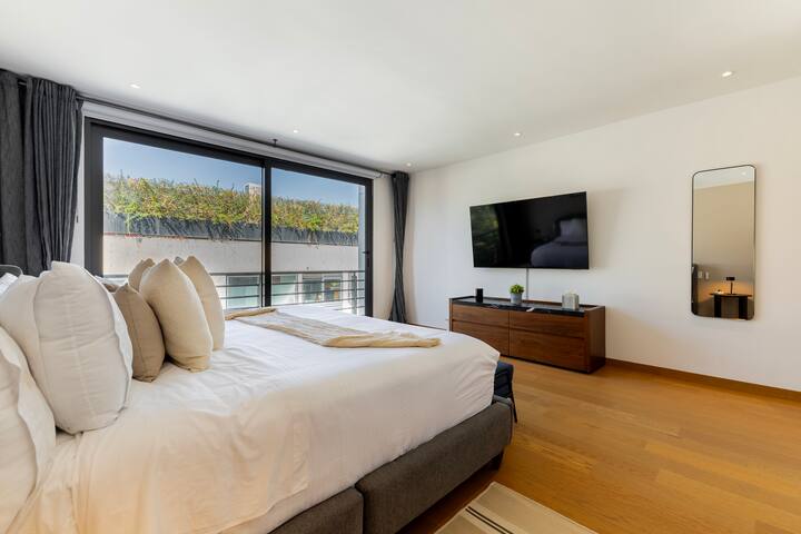 4BR Penthouse in Polanco w/Terrace Views & Parking gallery image 4