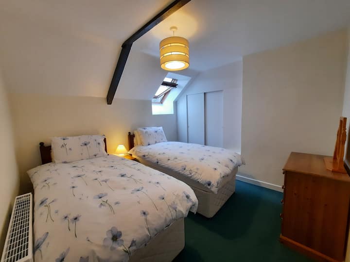 Standardni je raspored soba s bračnim krevetom i dva kreveta za jednu osobu pune veličine. Kreveti u ovoj sobi također se mogu spojiti u super veliki bračni krevet (potrebno je najaviti 48 sati unaprijed).  Ima dovoljno prostora za odlaganje odjeće, što ga čini praktičnim za duže boravke. 