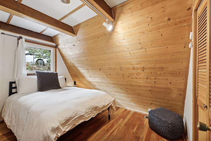 Dormitorio queen en el nivel principal.