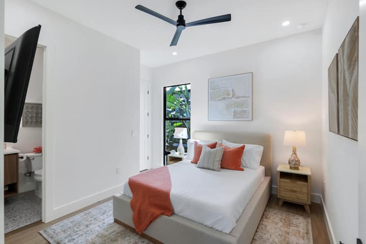 Uniknite do tejto útulnej spálne s koralovou tematikou a vlastnou kúpeľňou, ktorá je ideálna na oddychový pobyt. Živé odtiene vytvárajú upokojujúcu atmosféru.