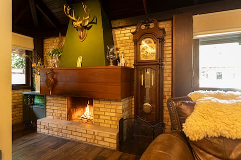 Top Airbnb: Country House: Swimming Pool, Lake, Fireplace, and Barbecue Area em Joinville